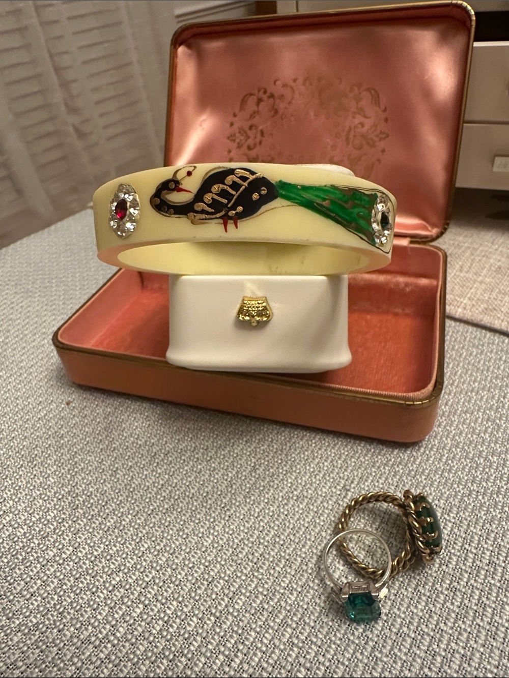 🦚 Pristine 1930s Art Deco Hand-Painted Celluloid Peacock Bangle - Picture 10 of 12
